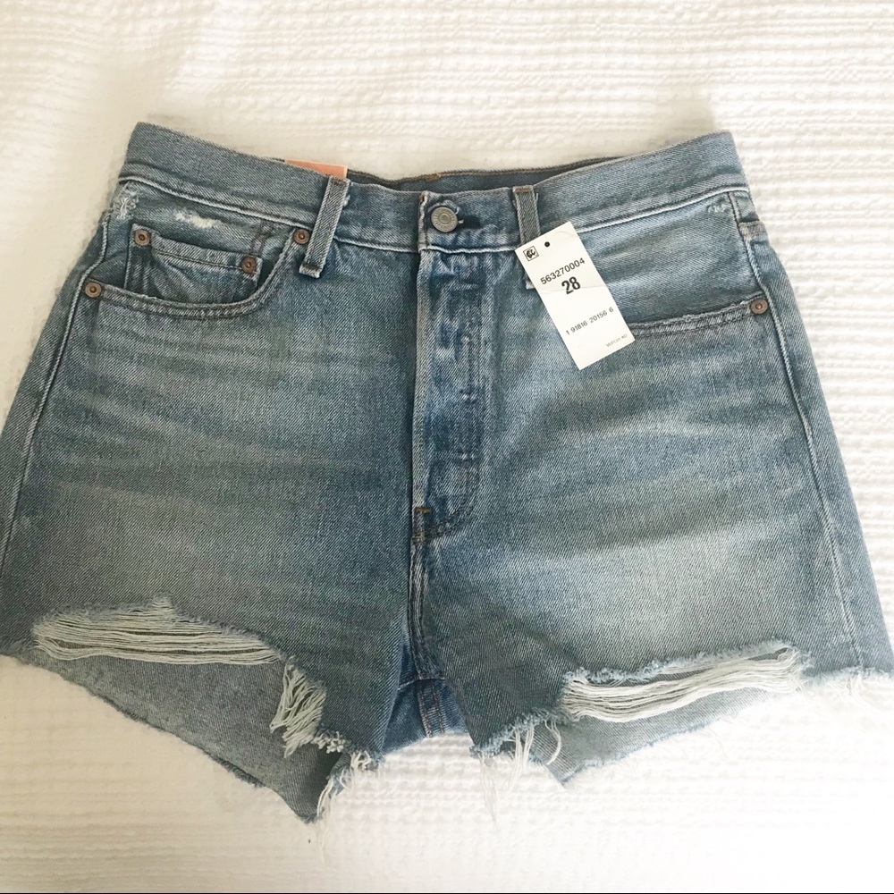 New with tags vintage Levi’s 501 shorts ripped